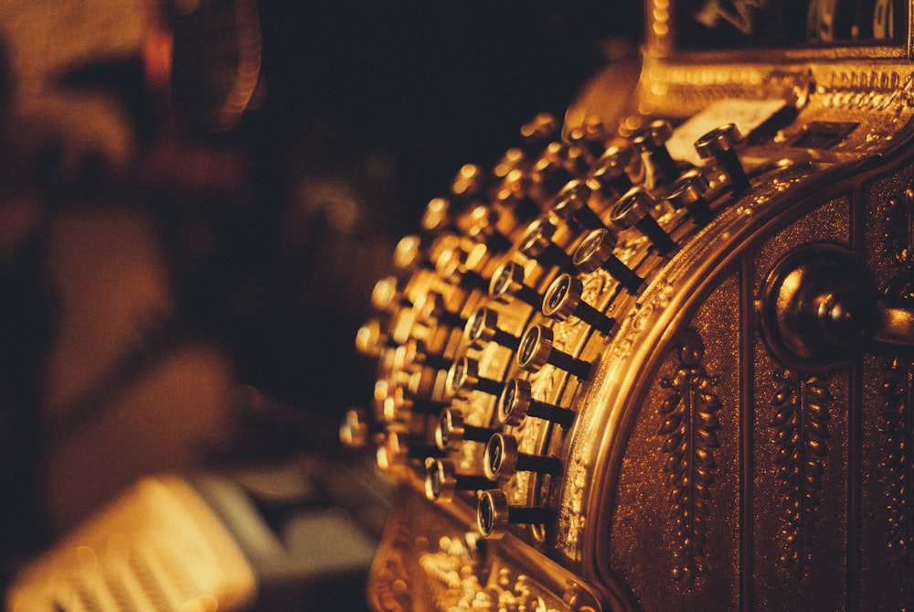 fotografia de closeup de ornamento dourado
