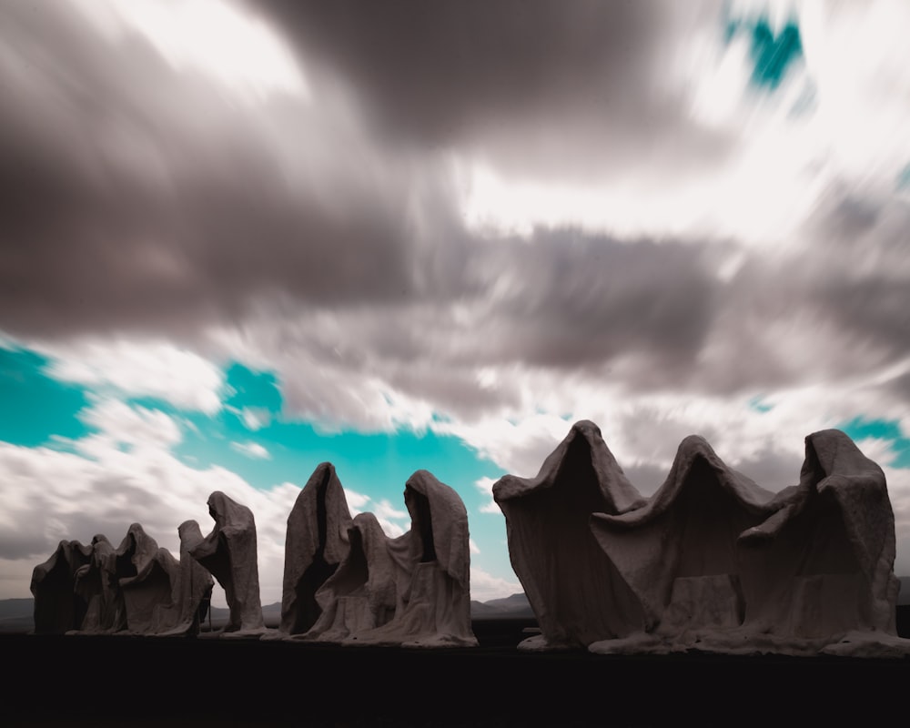 Foto della formazione rocciosa sotto il cielo blu e bianco durante il giorno