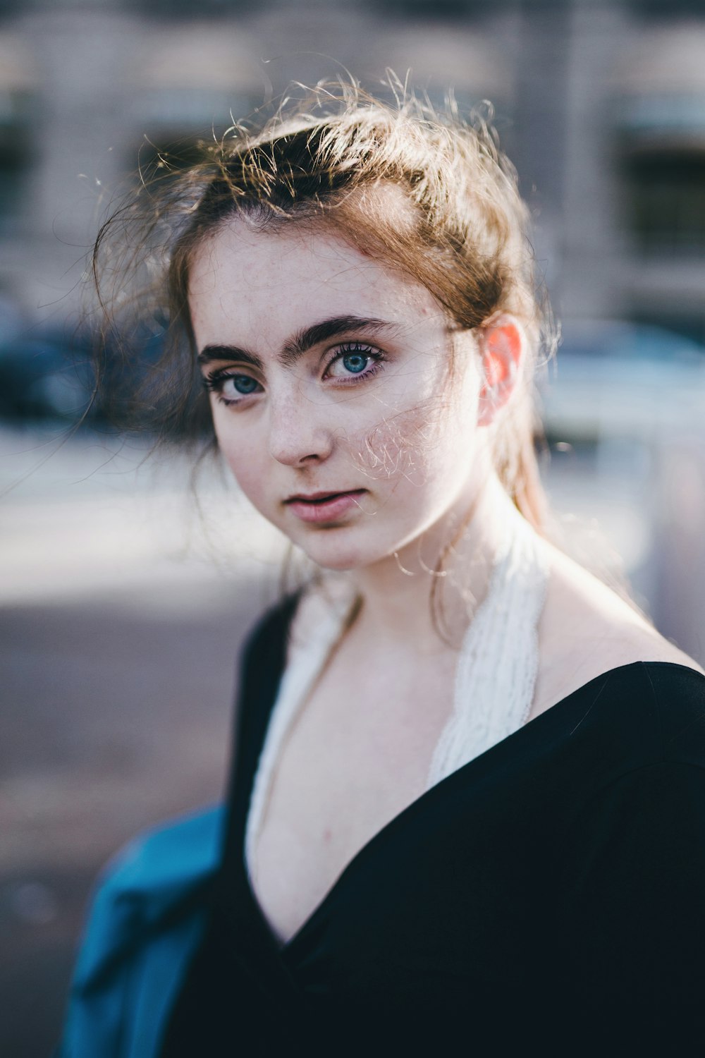 Fotografia selettiva di donna che indossa un top nero con scollo a V