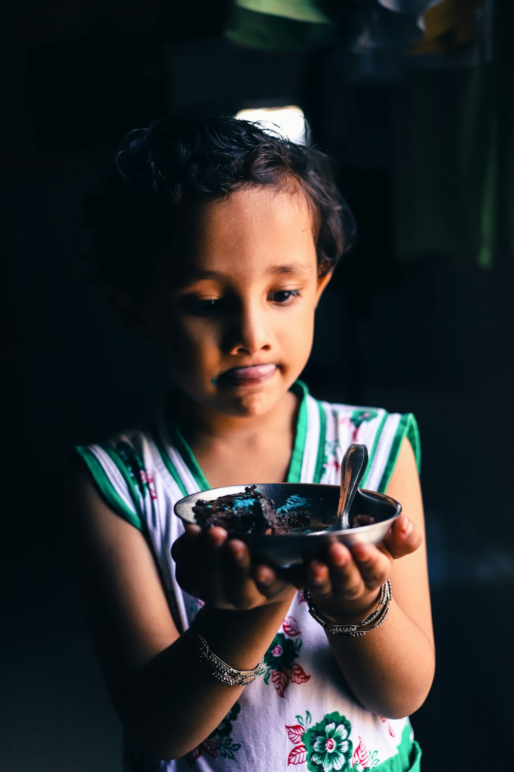 girl holding round gray plate close-up photo