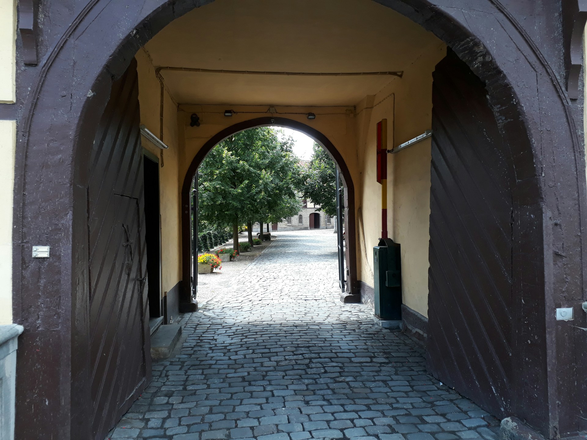 black and white bed linen