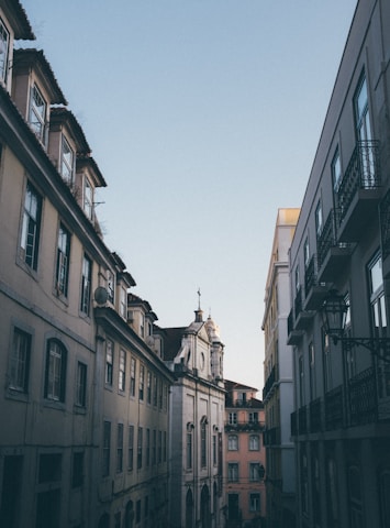 Edificios bajo el cielo despejado
