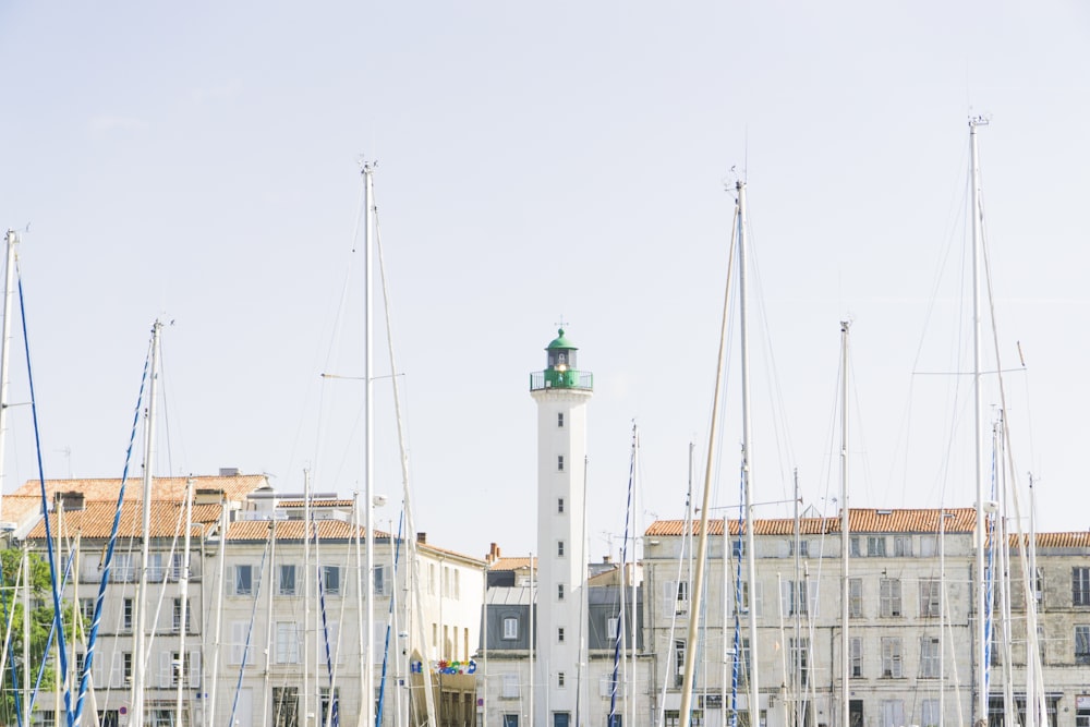 edificio in cemento bianco e marrone durante il giorno