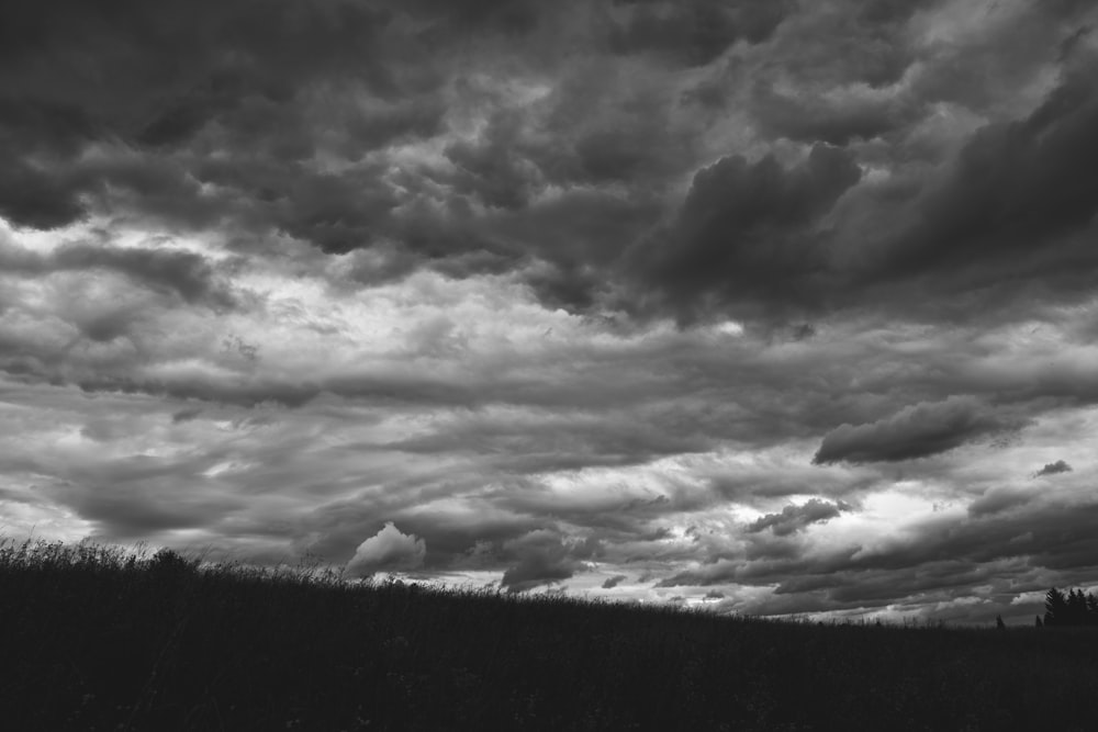 Foto en escala de grises de las nubes
