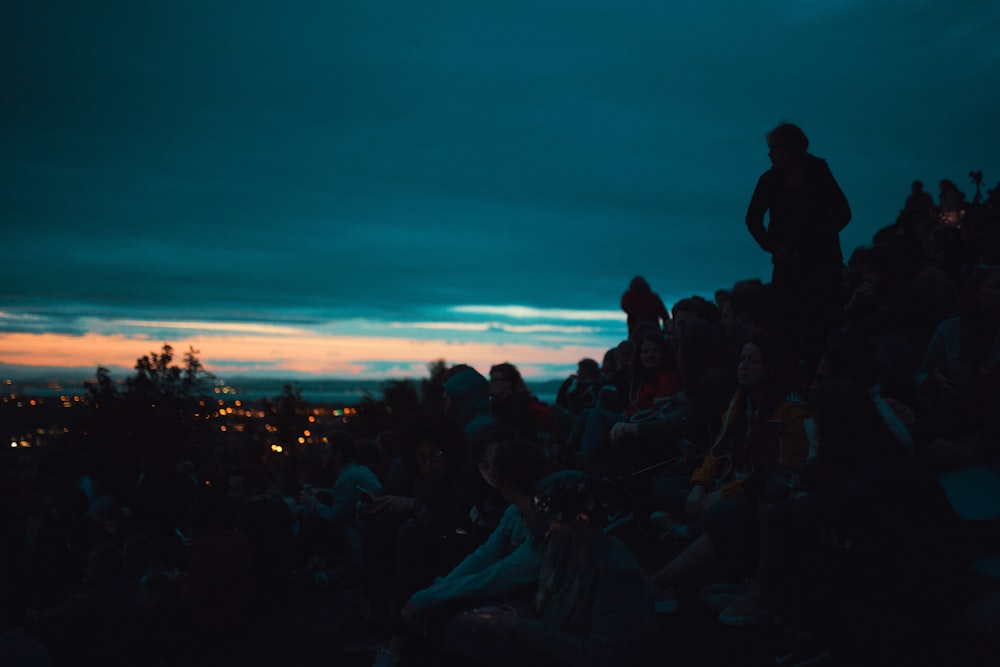 Foto da silhueta das pessoas no topo da montanha