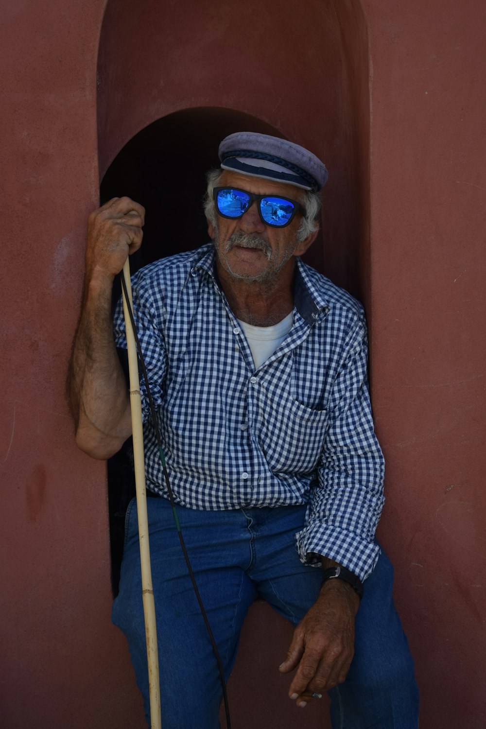 Mann mit Sonnenbrille sitzend