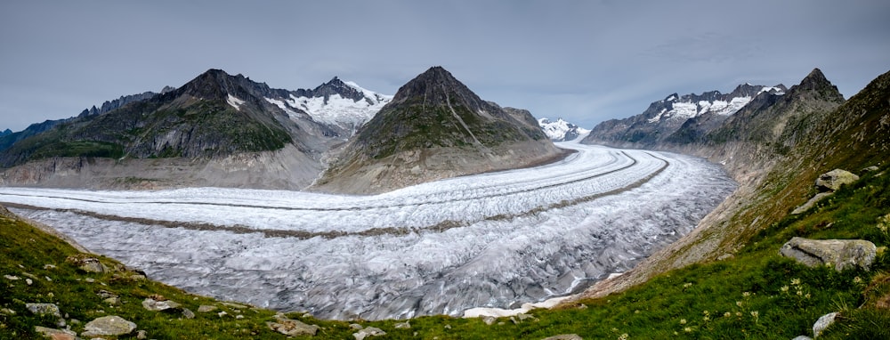 mountain at cloudy sky