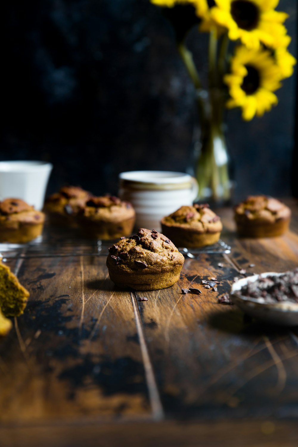 Fotografia de foco seletivo de muffin em cima da mesa