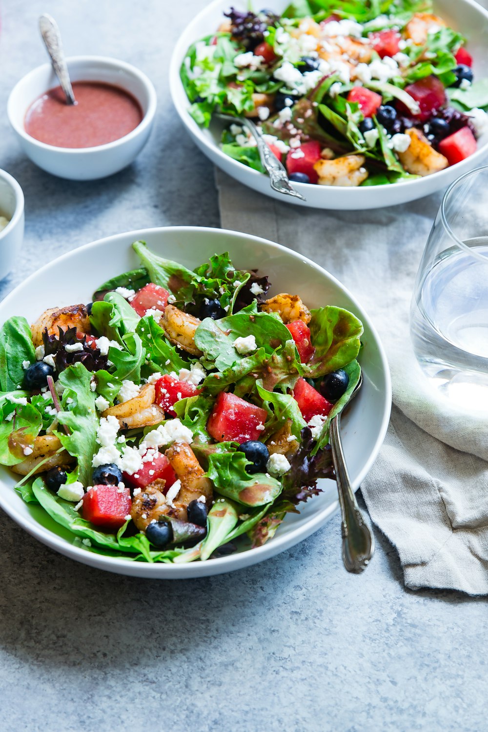 ensalada de verduras en cuenco de cerámica blanca