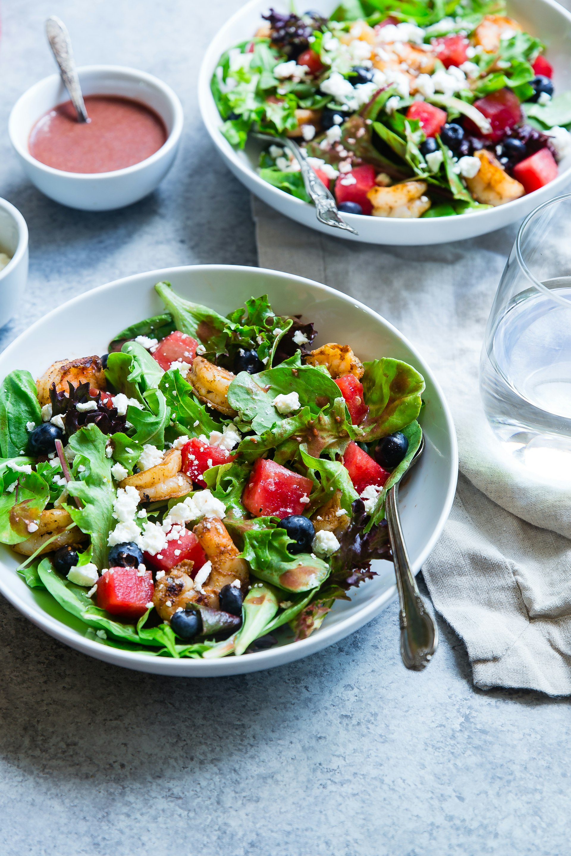 Salada de legumes na tigela branca