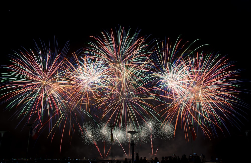 Fotografía de larga exposición de paisaje de exhibición de fuegos artificiales