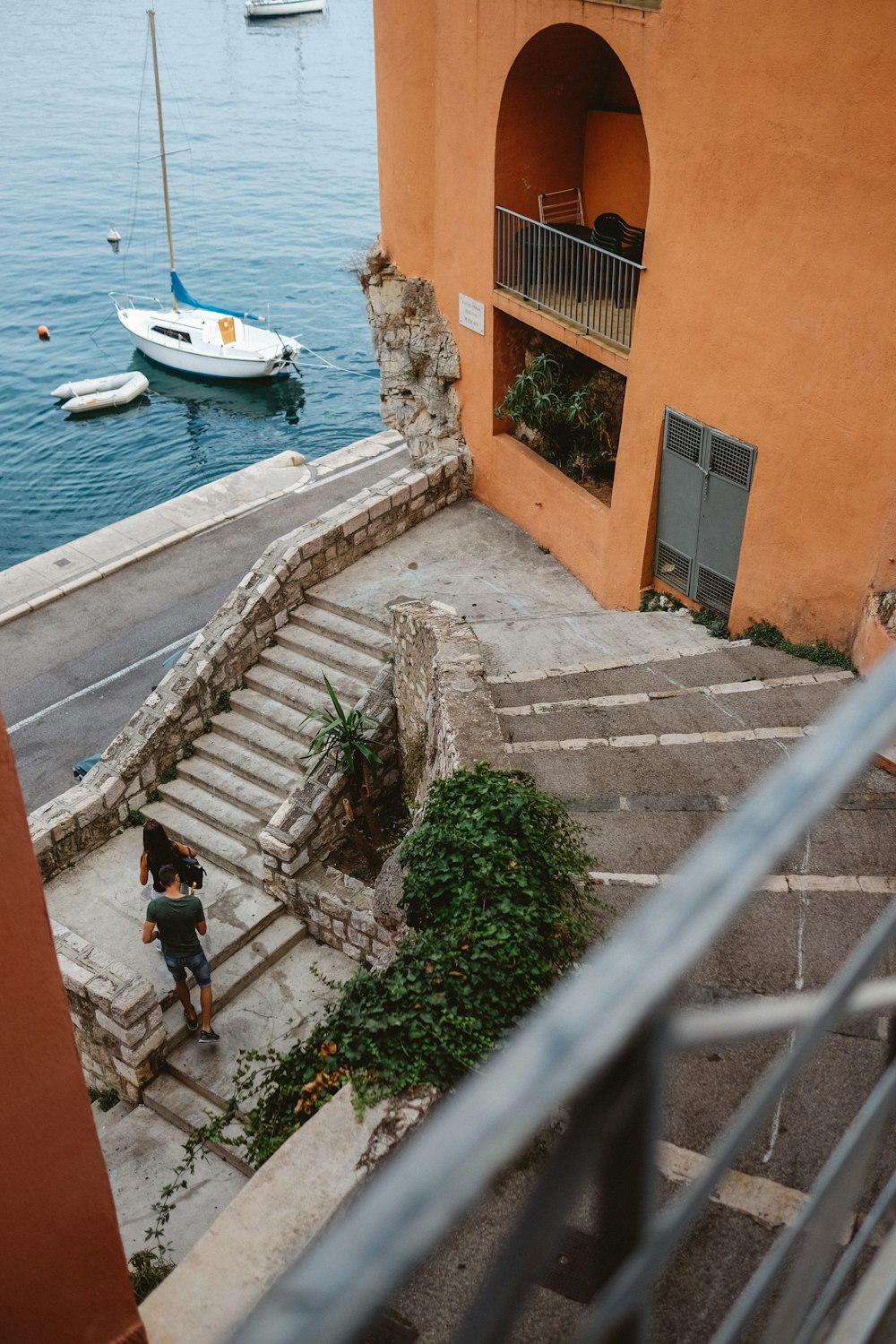 femme et homme sur l’escalier