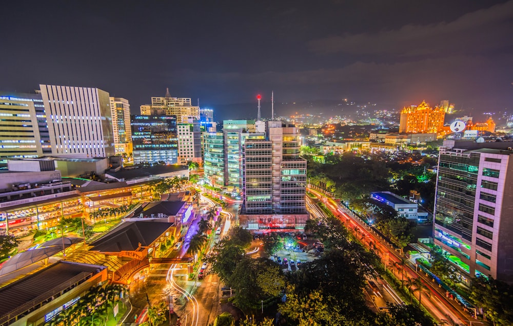 Langzeitbelichtetes Foto einer urbanen Stadt mit Lichtern