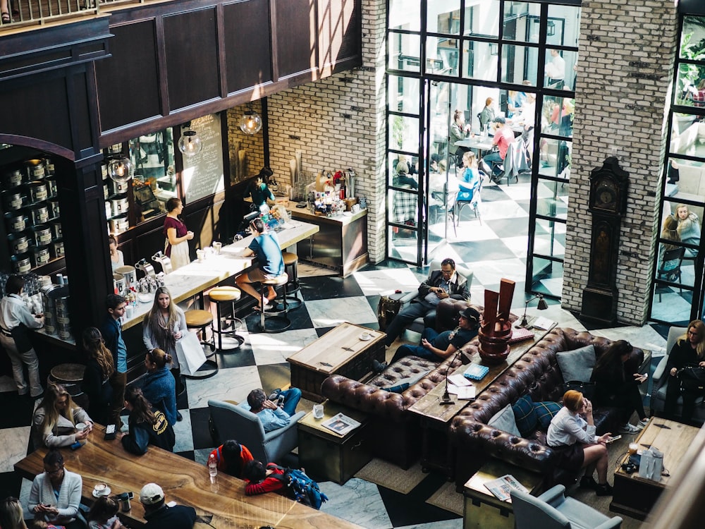 Foto aérea de personas en el bar