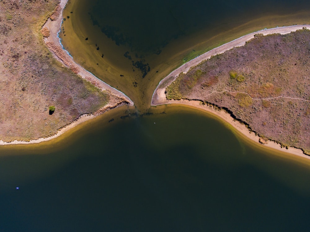 Fotografía de vista aérea de la isla en el cuerpo de agua