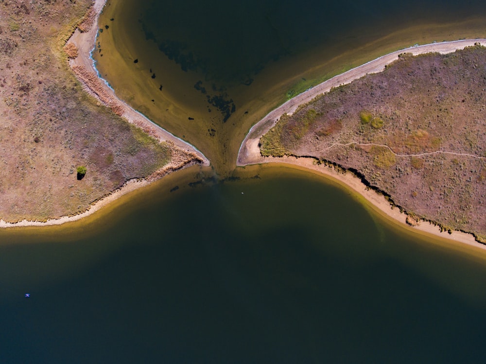 Luftaufnahme von Insel auf Gewässer