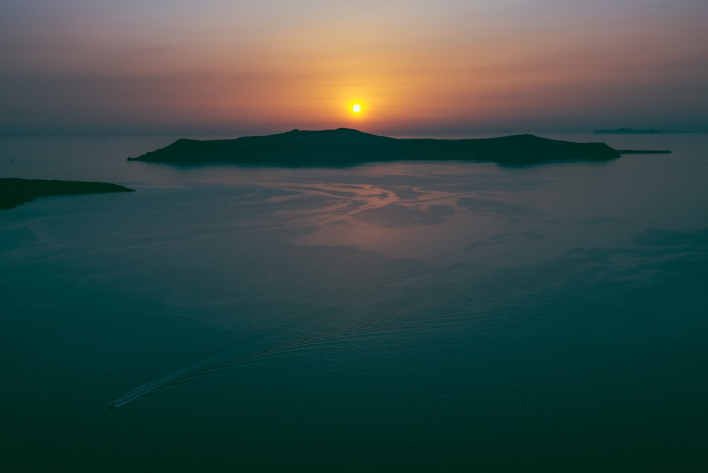ゴールデンアワー航空写真中の島のシルエット