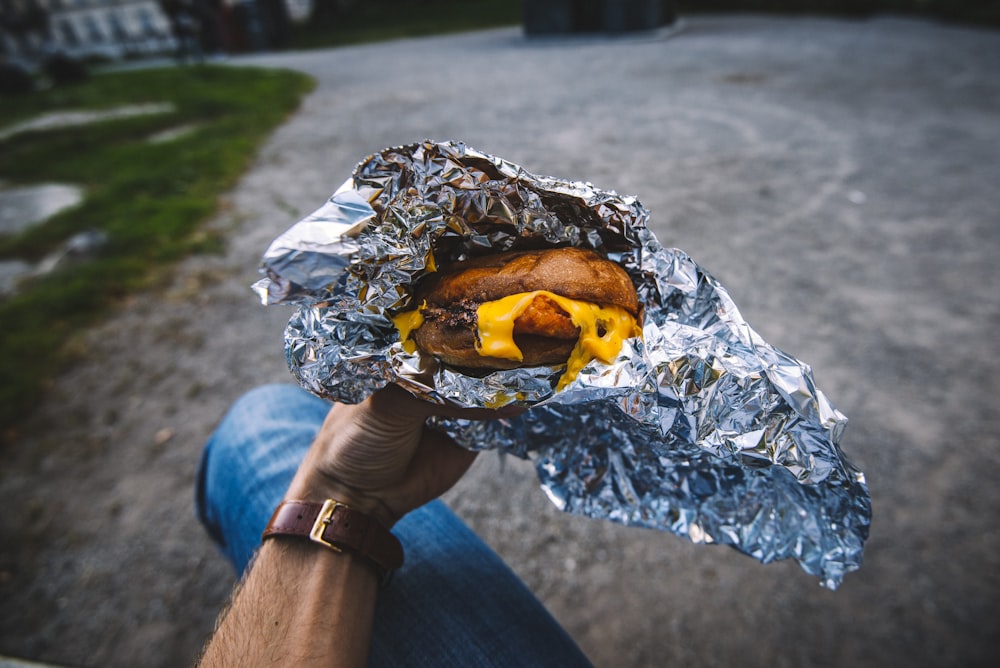 aliments cuits dans un emballage en aluminium