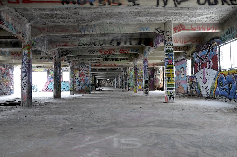 couloir vide plein de graffitis sur les murs