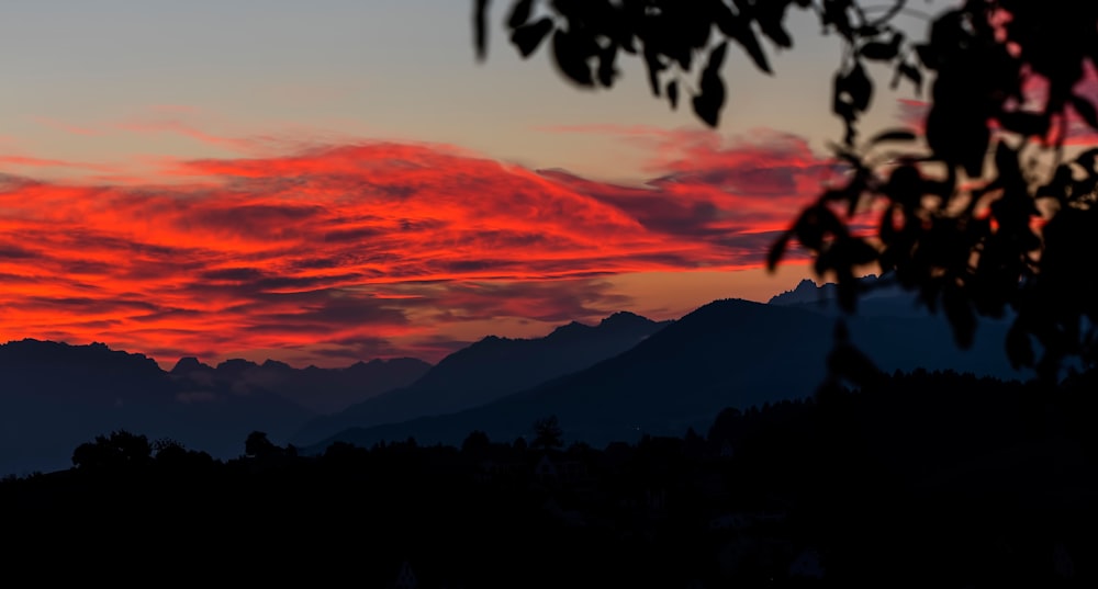 Silueta de montaña y nube