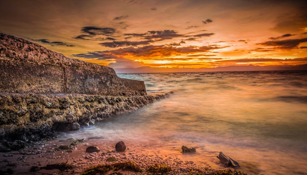 foto di mare durante il tramonto