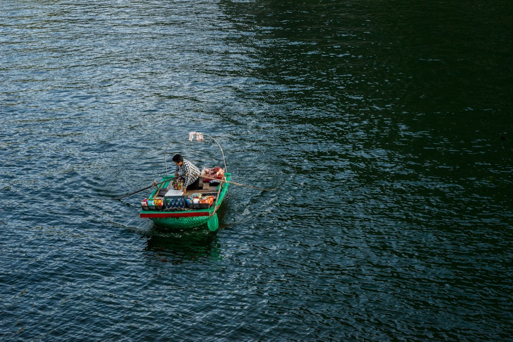 Persona en barco verde