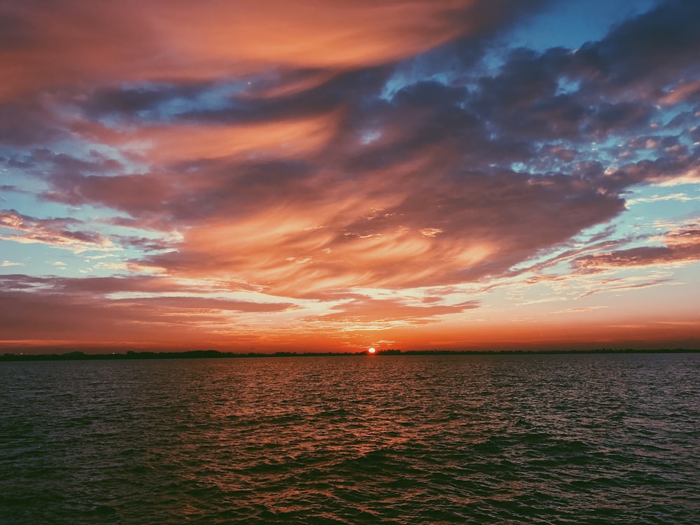 Luftaufnahme des Ozeans unter bewölktem Himmel