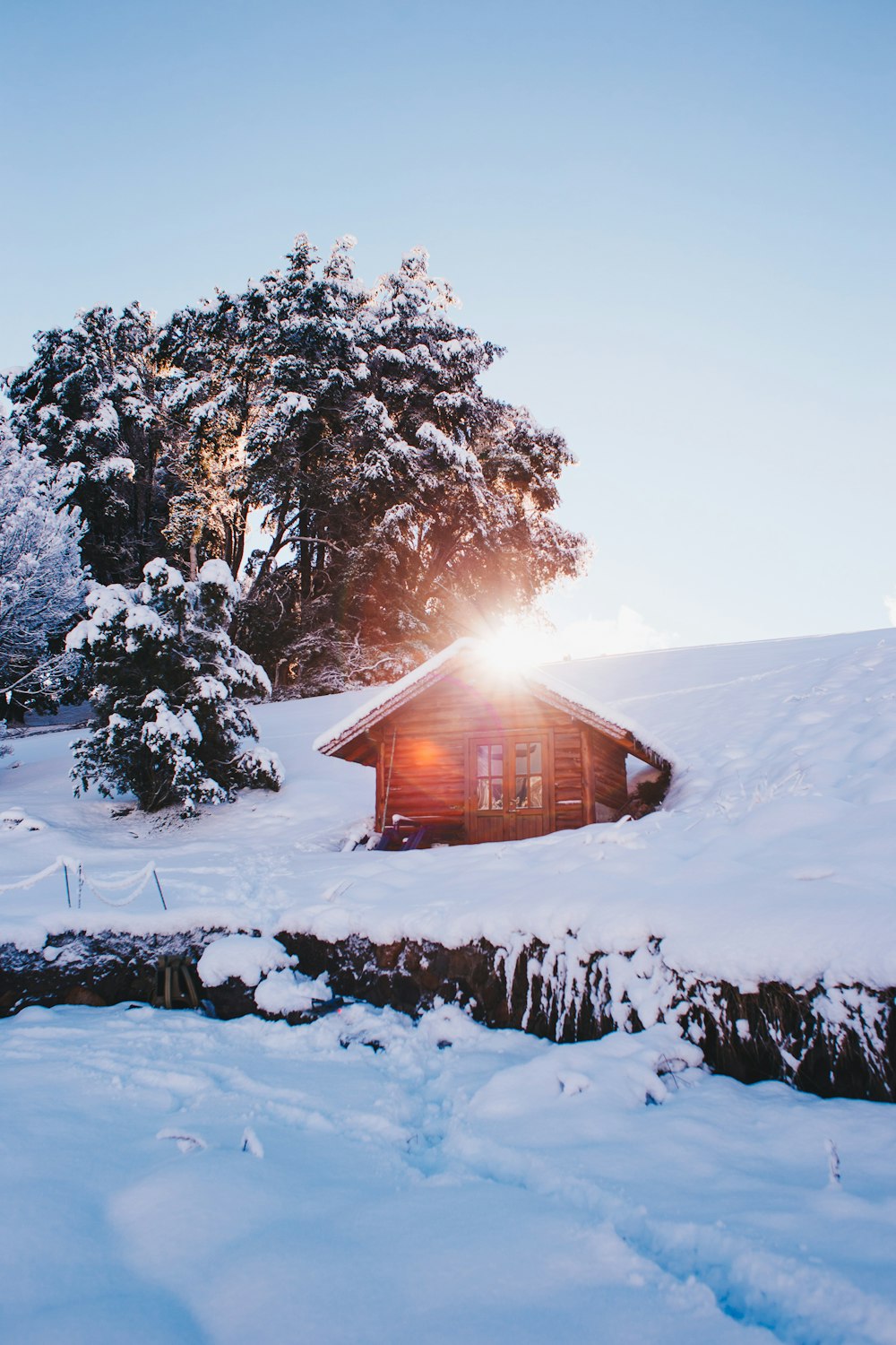 landschapsfoto van huis bedekt met sneeuw
