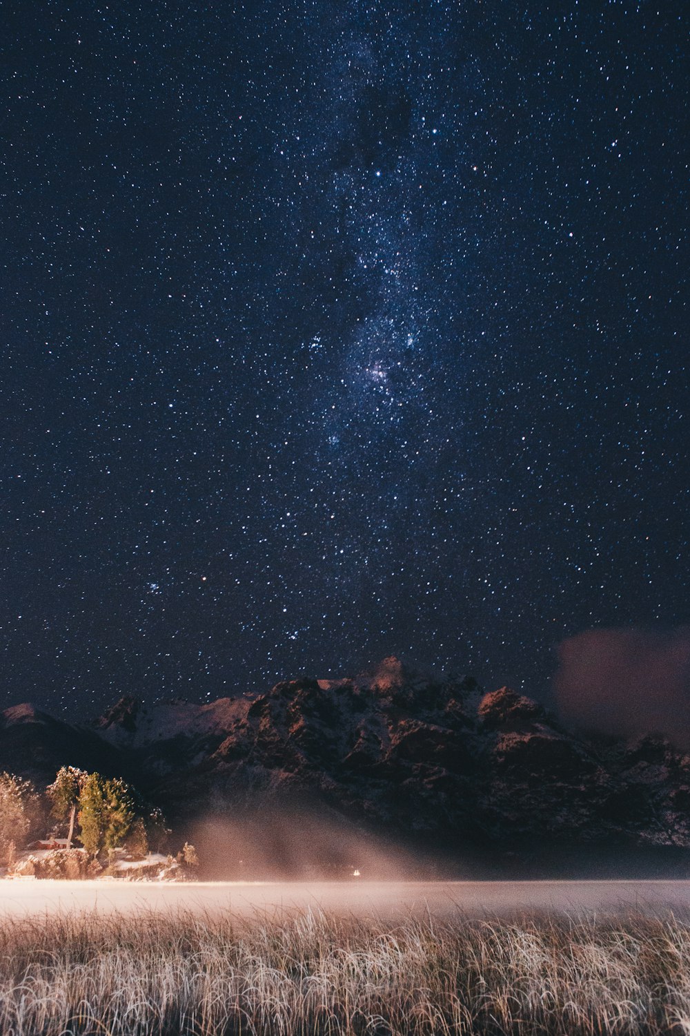 Foto de paisaje de montañas bajo cielo estrellado durante la noche