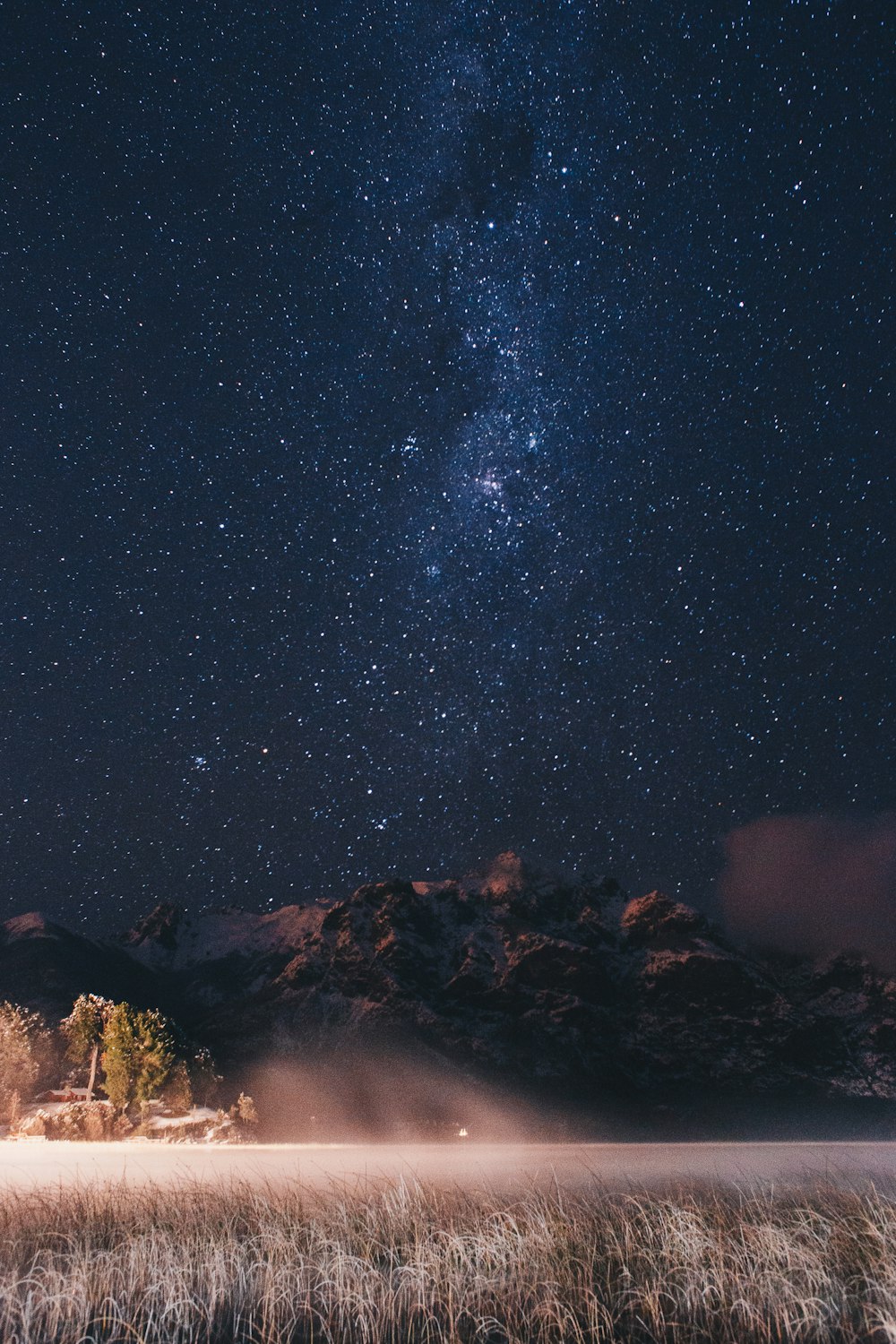 photo de paysage de montagnes sous le ciel étoilé la nuit