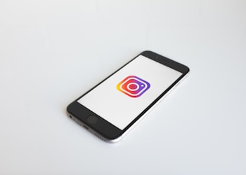 Instagram logo in space gray iPhone 6