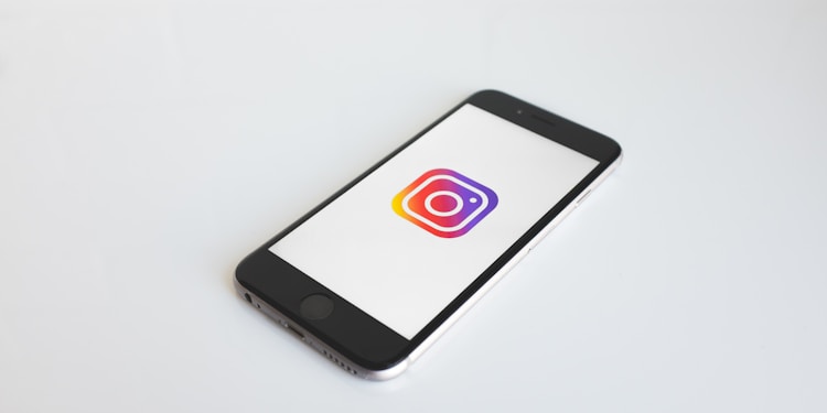 Instagram logo in space gray iPhone 6