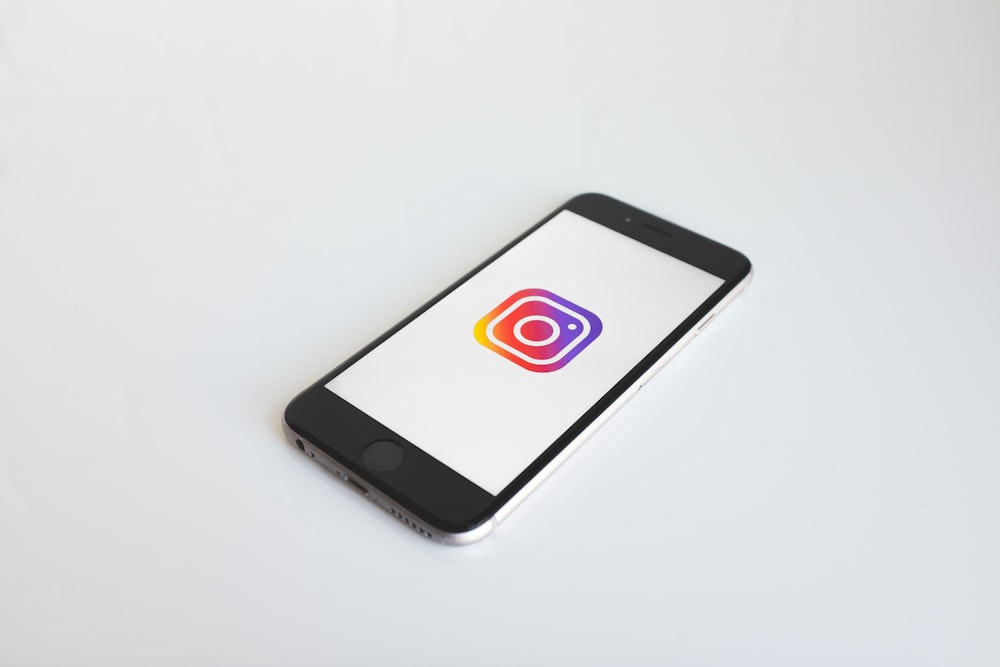 스페이스 그레이 iPhone 6의 Instagram 로고