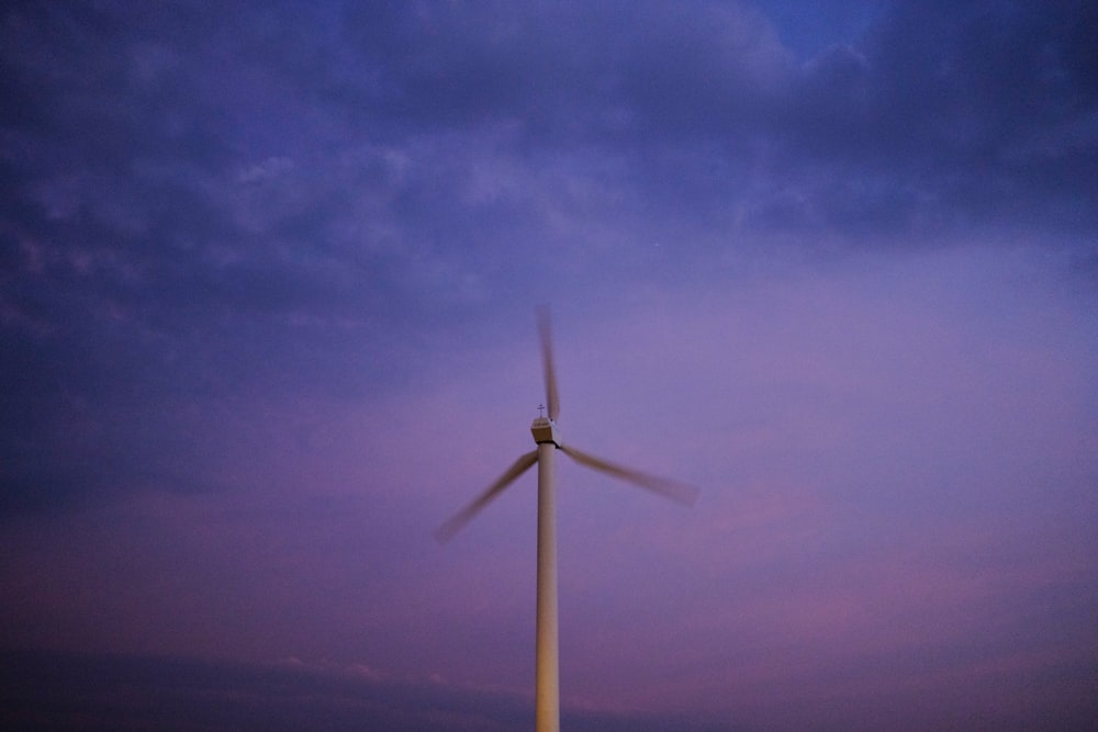 Weiße Windmühle in der Dämmerung