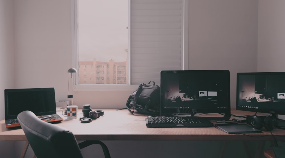 computer set on table