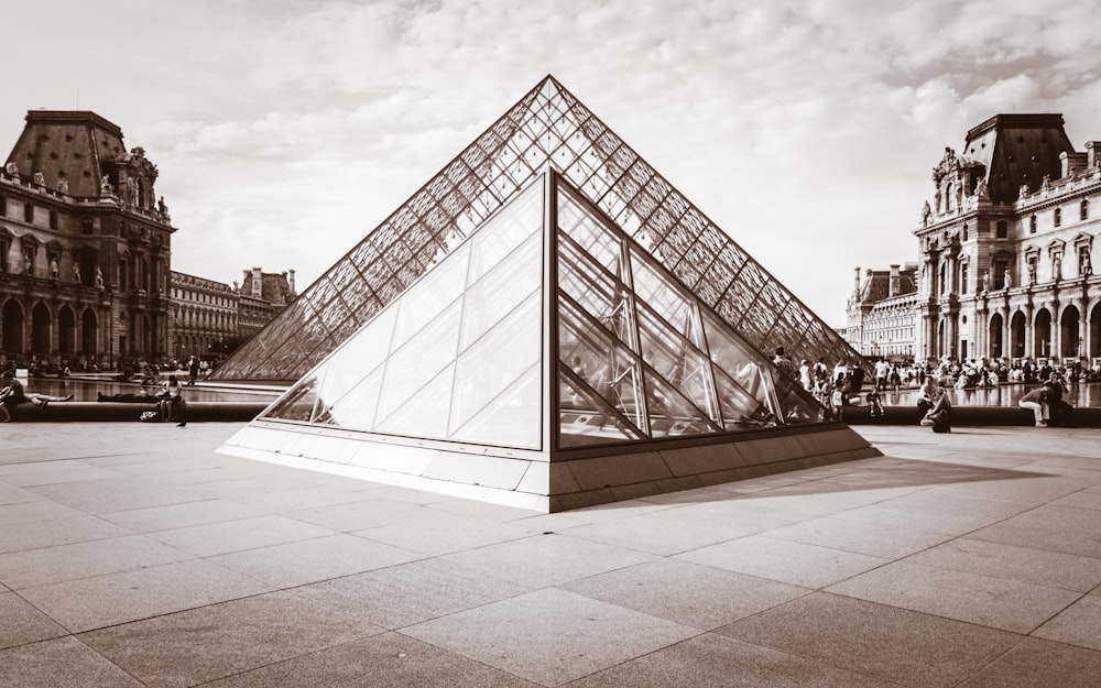 루브르 박물관, 파리, 프랑스의 회색조 사진