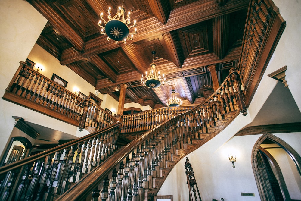 Casa de madeira branca e marrom com escadas
