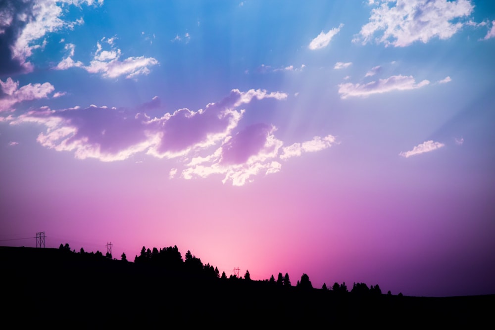 cielo nuvoloso rosa e azzurro