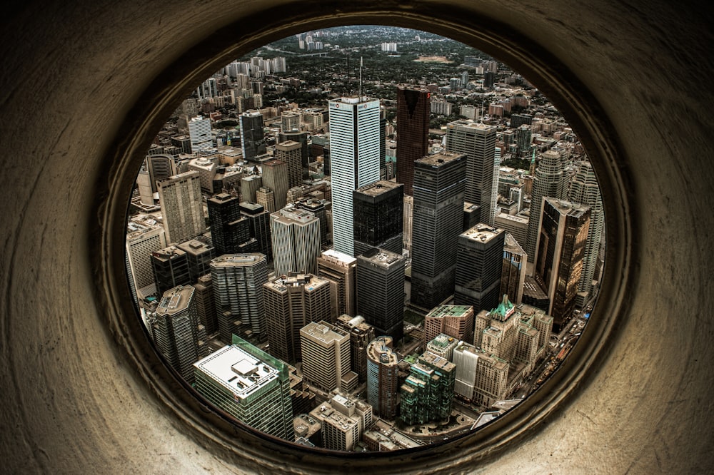 Fotografía de ojo de pez de edificios de gran altura