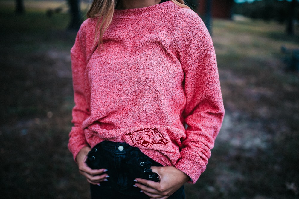 femme portant un sweat-shirt gris chiné rose