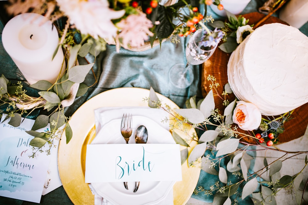 service de vaisselle de mariée sur la table