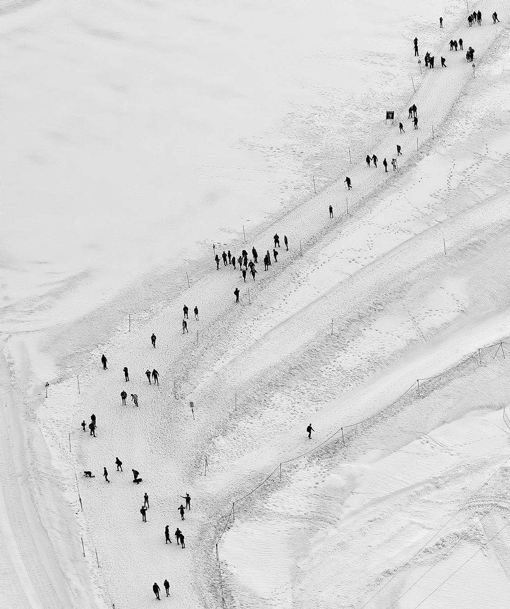 Menschen, die tagsüber auf einem Schneefeld spazieren gehen