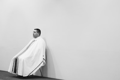 Rodrigo Groamuntt sharing a talk, embodying strength and purpose in a minimalistic environment.