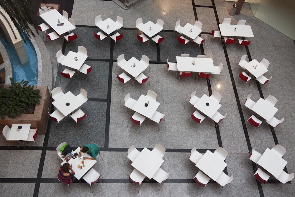 Photographie aérienne d’une dînette à l’intérieur d’un hall