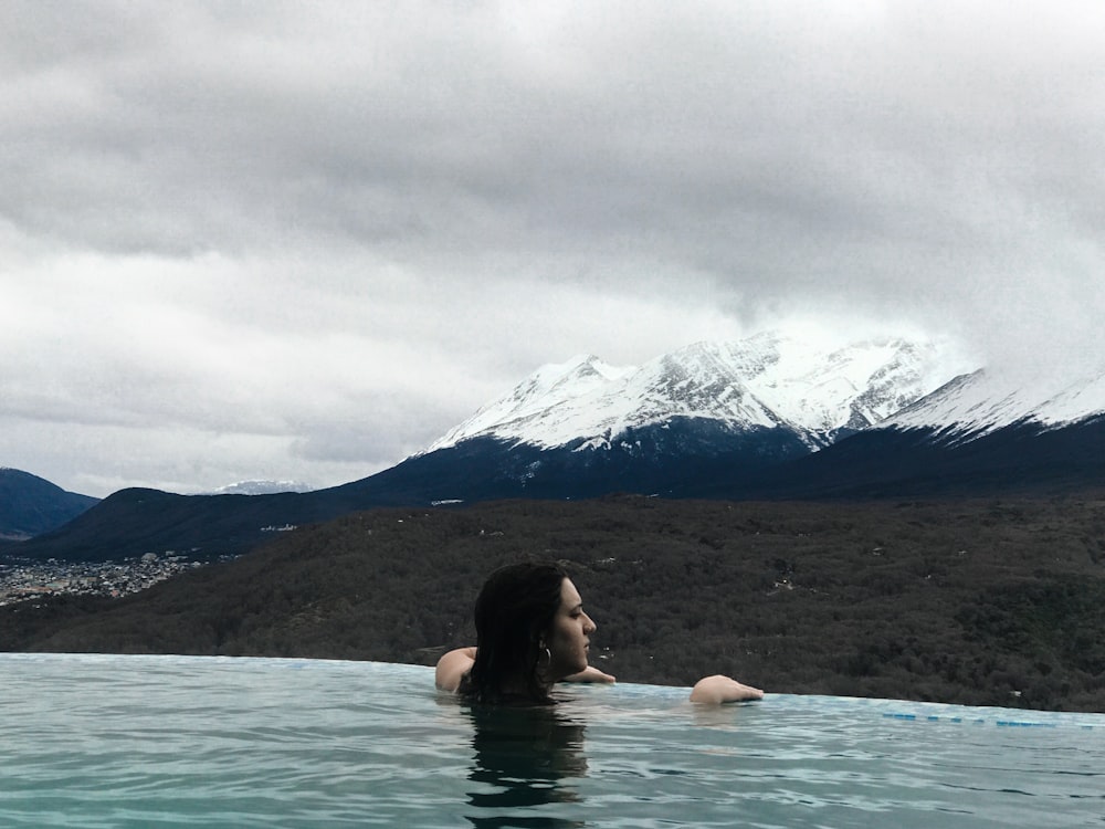 mujer nadando en el río