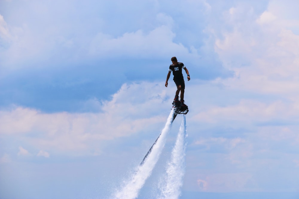 Man Riding Water Sports Board (prancha de esportes aquáticos)