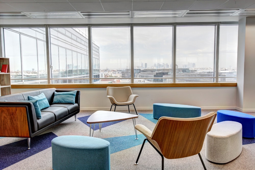 poufs et chaises à l’intérieur de la chambre