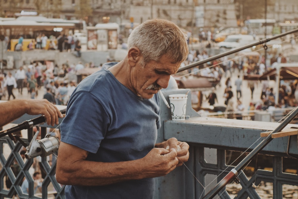 uomo che indossa una maglietta grigia