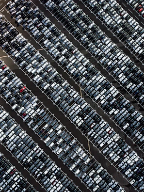 Wide view of the Auto Parking Alicante lot with neatly lined cars under clear skies.