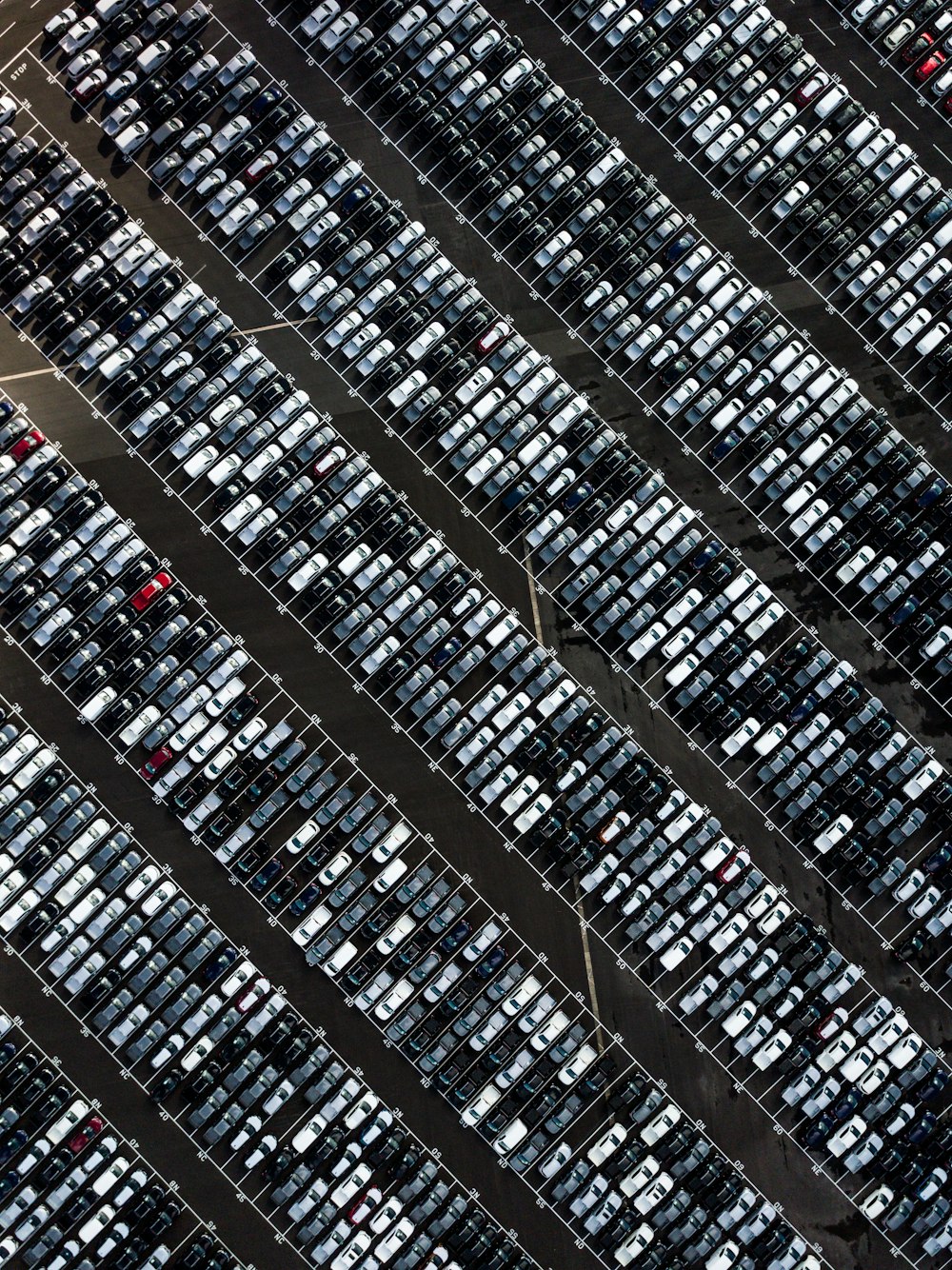Photographie aérienne d’un parking